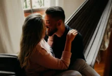 Casal Sentado Na Rede Se Beijando - Signos Mais Apaixonantes