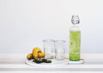 garrafa de água com limão para dieta
