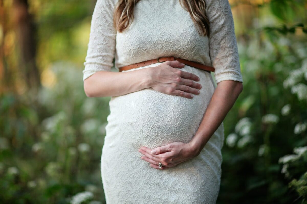 Mulher de vestido grávida