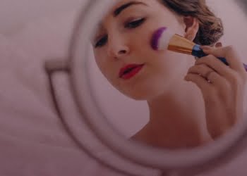 maquiagem e beleza - mulher se maquiando
