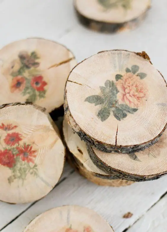 artesanatos,Tipos de Artesanatos porta copos de madeira com detalhes de rosas pintadas