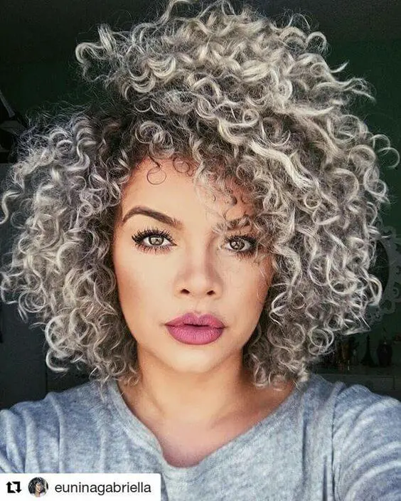 Cabelo cacheado com luzes crespo e cacheados com luzes