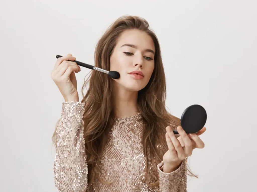 Como fazer Maquiagem Simples para Casamento maquiagem simples Mulher Fazendo Maquiagem No Rosto