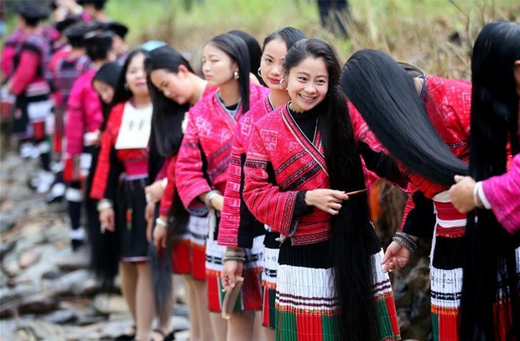 tribo Red Yao mulheres que lavam o cabelo com arroz