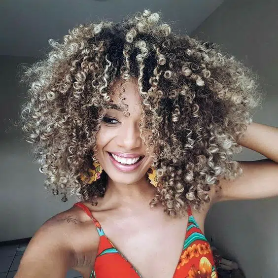 Cabelo Cacheado com Luzes: Dicas, Cuidados e Fotos Cabelo cacheado com luzes Cabelo Cacheado Com Luzes