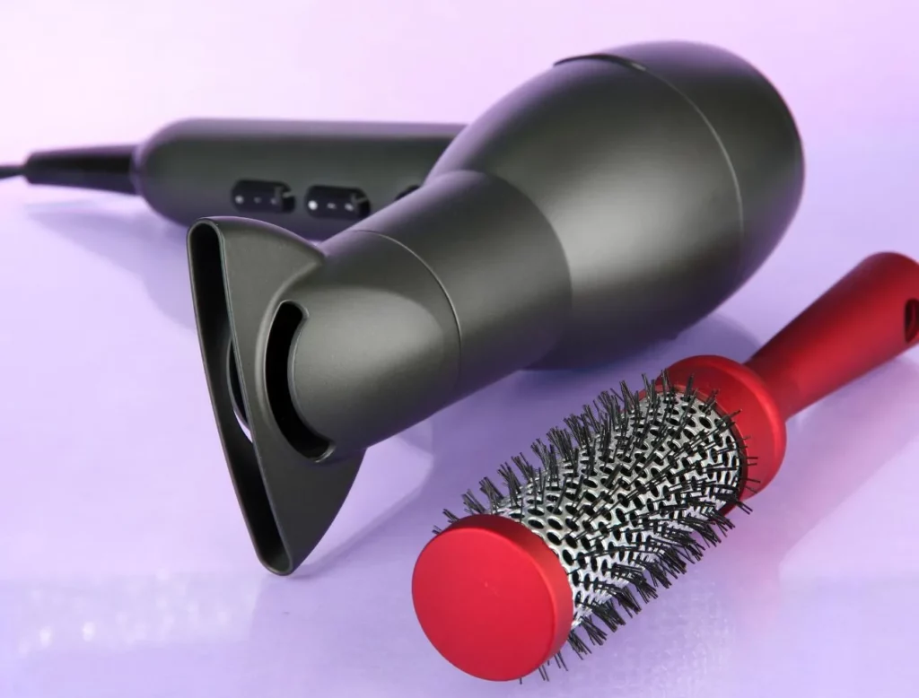 escova secadora e um secador