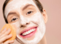 mulher lavando o rosto com sabonete facial