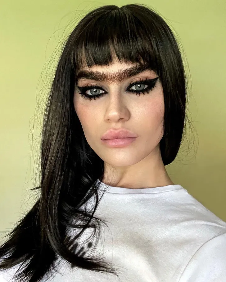 Conheça a Modelo que não deixa passar navalha ou pinça em sua Sobrancelha Grossa sobrancelha grossa,sobrancelha grossa feminina Sobrancelha Grossa Feminina