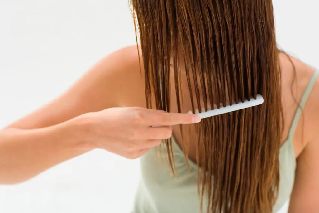 umectação de cabelos crespos e cacheados Receitas caseiras para tratar cabelos oleosos/Via: Canva