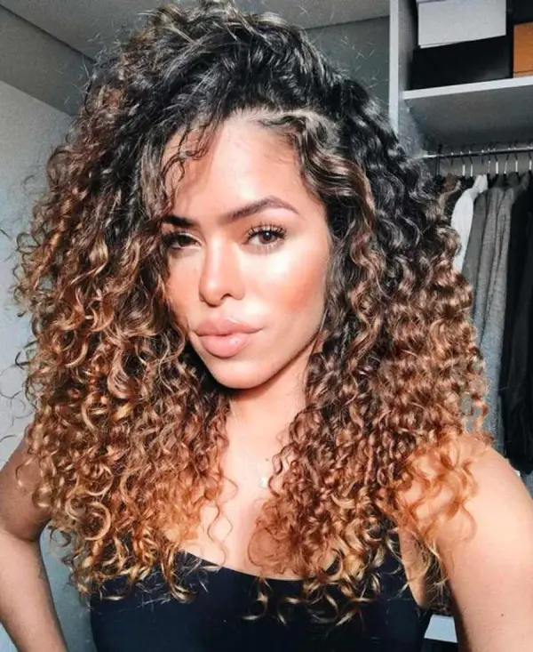 mulher com cabelos cacheados Ombré Hair