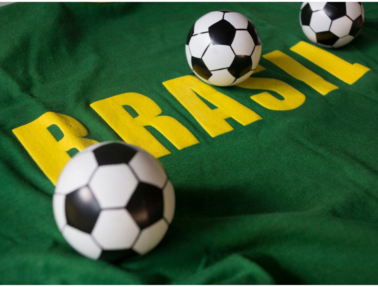 Looks Copa Do Mundo Na Black Friday; 5 Modelos De Camisetas Femininas Para Garantir Sua Torcida Com Preços Imperdíveis - Canva