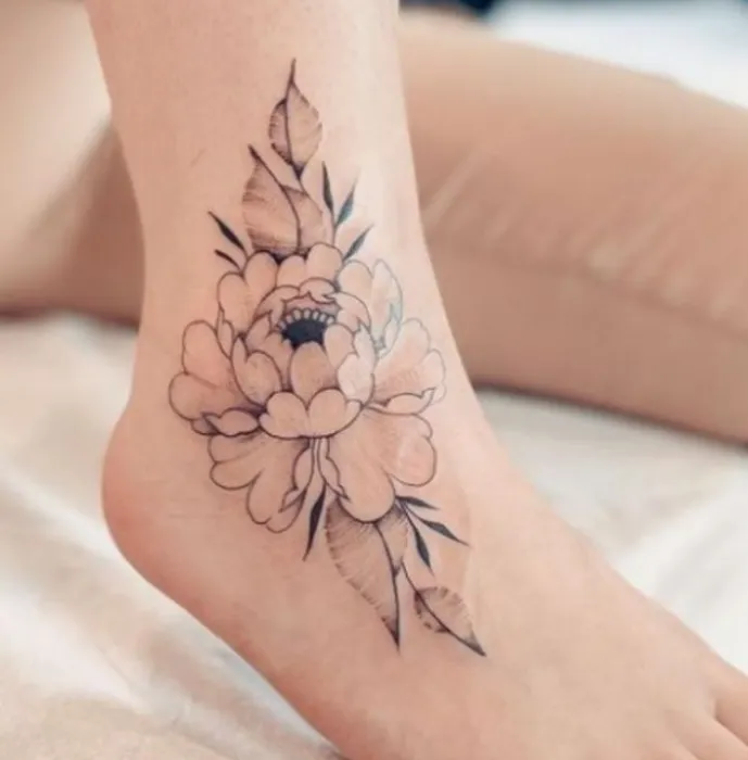 tatuagem feminina no pé