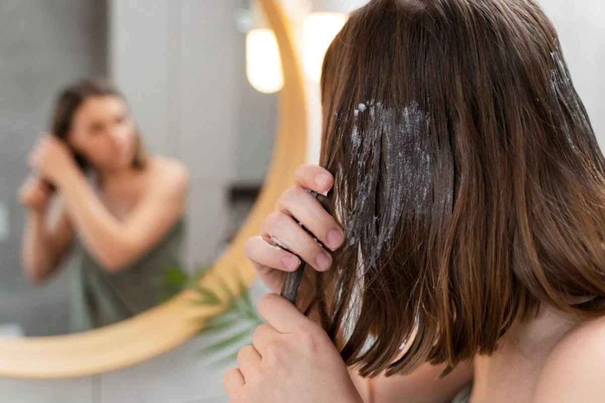 Cabelos Danificados,Tratamentos Caseiros jovem mulher com os cabelos danificados