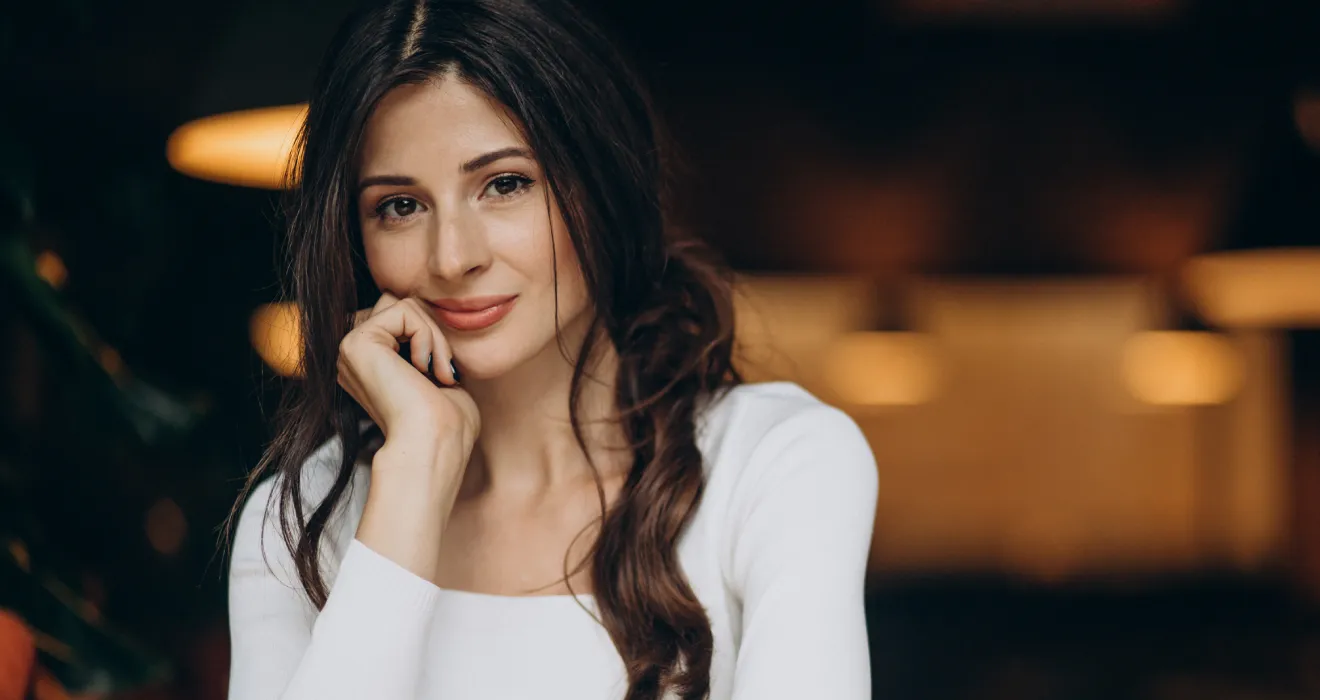 Mulher Inteligente e Atraente mulher bonita e inteligente sentada na mesa