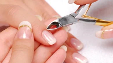 Imagem De Uma Mão Sendo Cuidada Por Uma Manicure - Comprimento Ideal Das Unhas