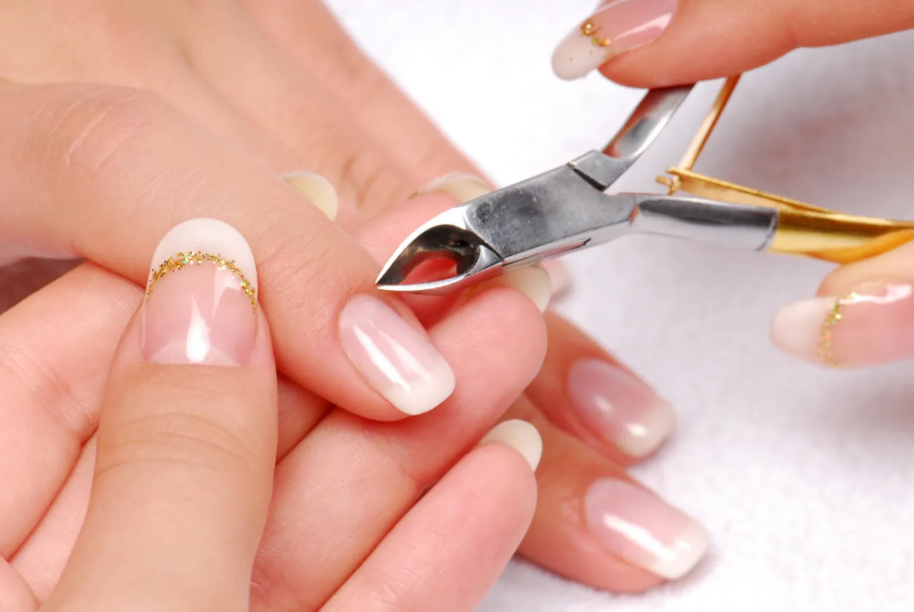 comprimento,unhas,tamanho das unhas imagem de uma mão sendo cuidada por uma manicure - comprimento ideal das unhas