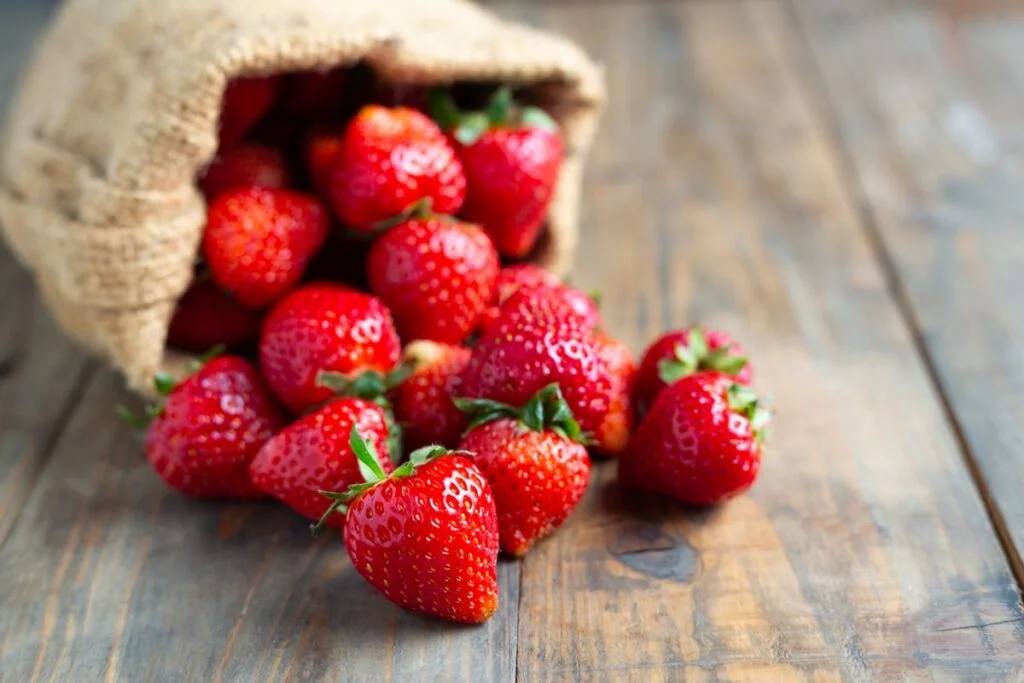 Frutas,Período Menstrual morangos sobre a mesa - frutas que auxiliam no período menstrual