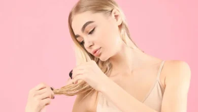 mulher olhando o cabelo