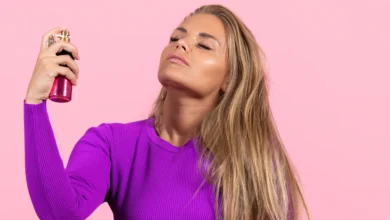 imagem de uma mulher espirrando perfume que mexem com os homens