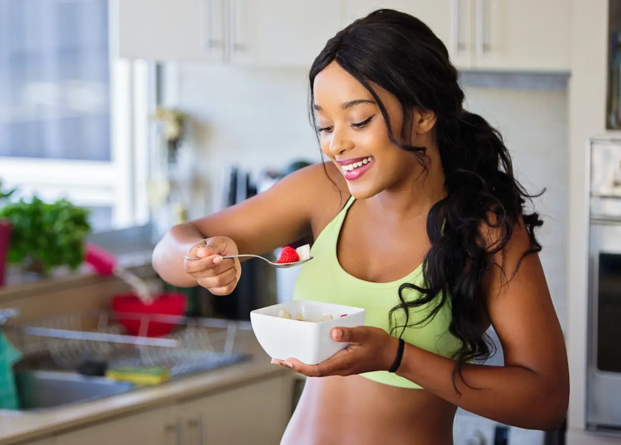 mulher com cabelos compridos comendo uma alimentação rica em vitamina B