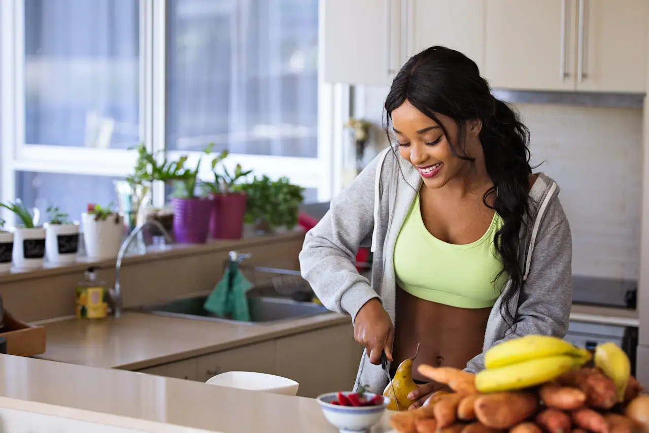 Vitamina da Felicidade mulher consumindo alimentos ricos em vitaminas