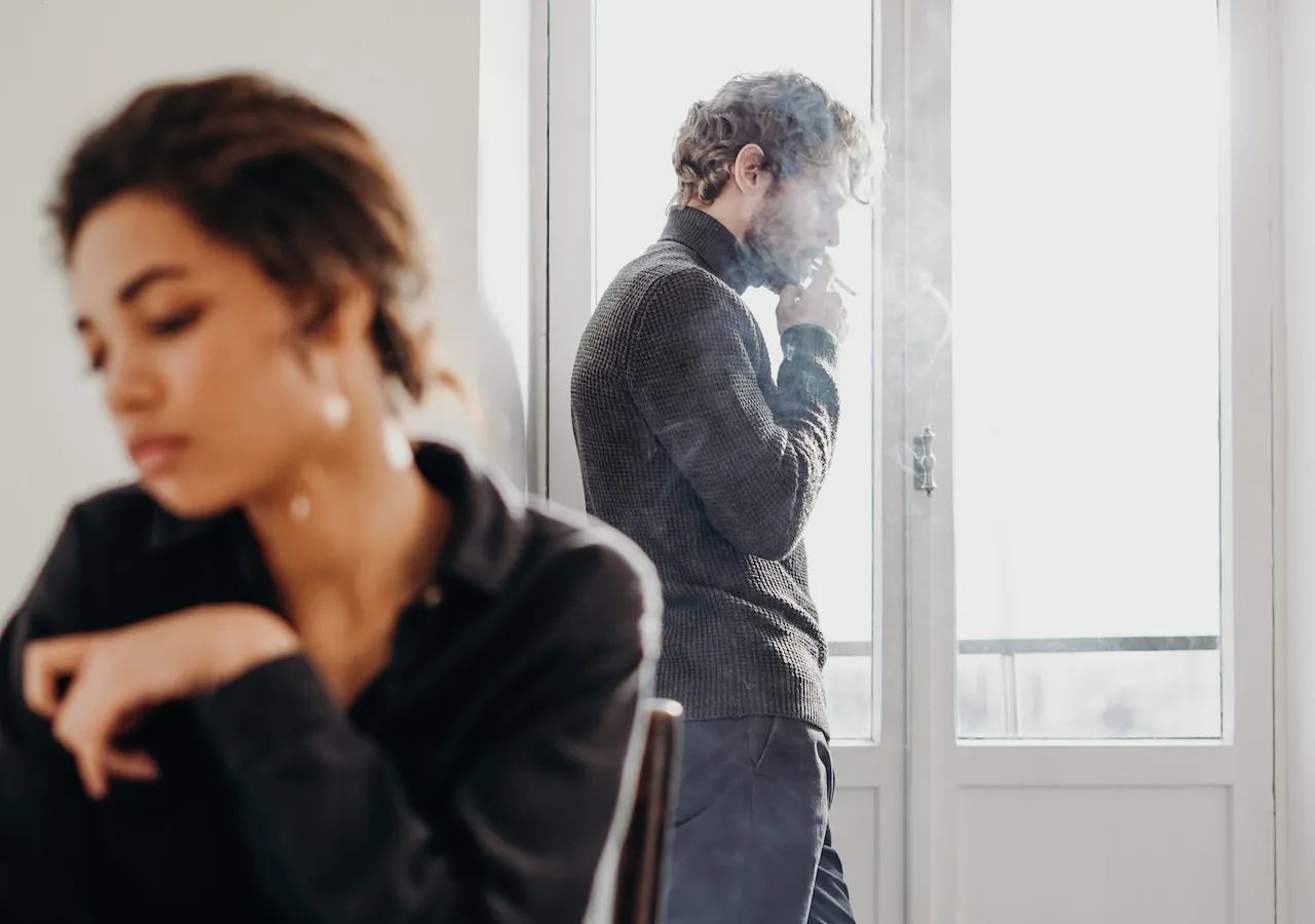 sinais,relacionamento,homem imaturo emocionalmente imagem de um casal sem se olhar