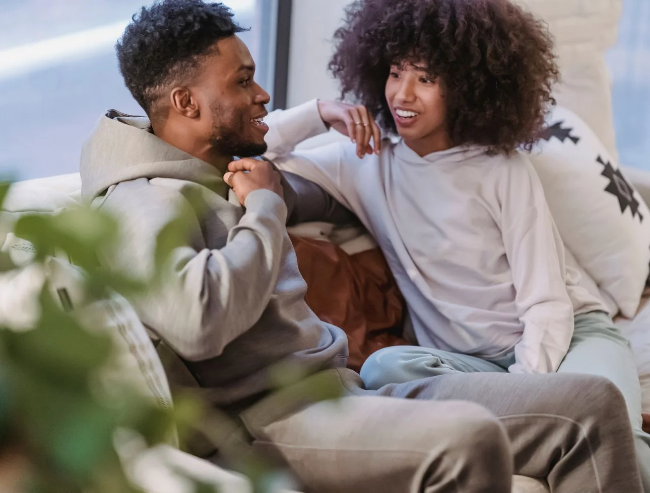 O que Conversar com o Namorado,conversar,namorado Casal conversando - O que conversar com meu namorado - Como manter a confiança no relacionamento - Canva
