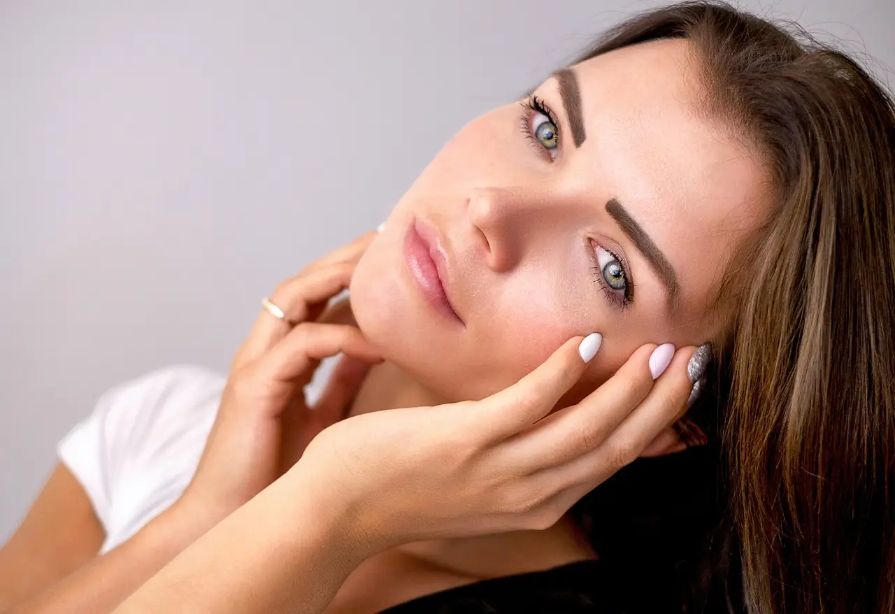 Dermaplaning,o que é dermaplaning,para que serve dermaplaning,benefícios do dermaplaning,riscos do dermaplaning mulher com o procedimento de Dermaplaning