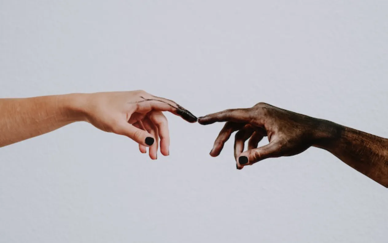 Chama Gêmea,alma gêmea cármica imagem de duas mãos se conectando - chama gemea