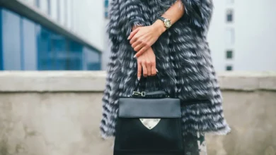 imagem de uma mulher segurando a bolsa