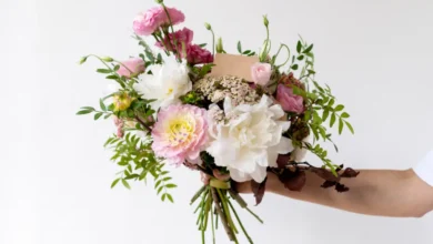 uma mão segurando um burquê de flores