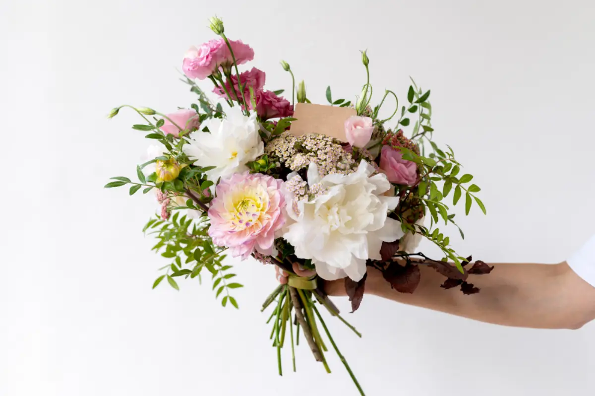 buquê,flores para buque,Tipos de Flores para Buquê uma mão segurando um burquê de flores