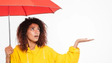 mulher evitando pegar chuva no cabelo