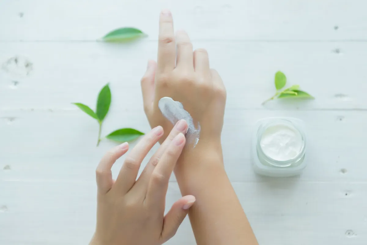 mãos,mãos macias imagem de mãos feminina com creme hidratante