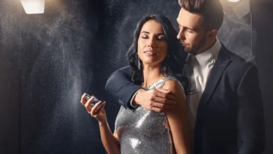 um casal com um perfume nas mãos