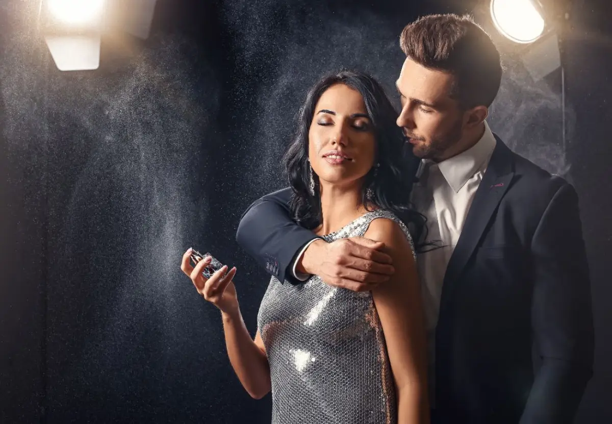 Perfumes Femininos,Perfumes Femininos Brasileiros,Que Mexem com os Homens um casal com um perfume nas mãos