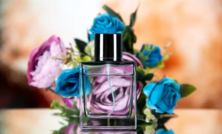 Imagem De Vidro De Perfumes Com Flores Ao Redor - Primavera