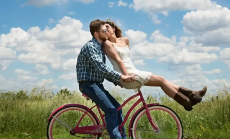 Casal Feliz Andando De Bike - Como Manter A Chama Acessa No Relacionamento