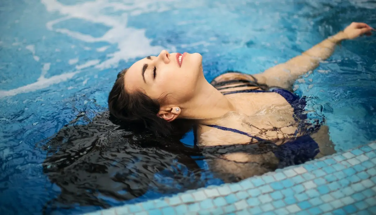 cremes de cabelo para usar na praia,praia,piscina,cremes de cabelo mulher com o cabelo dentro da água na piscina - melhores cremes de cabelo para praia e piscina