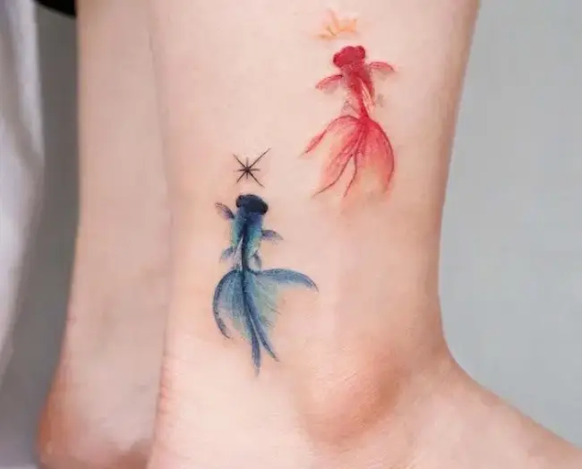 tattoo de peixinhos coloridos  super delicada no pé 