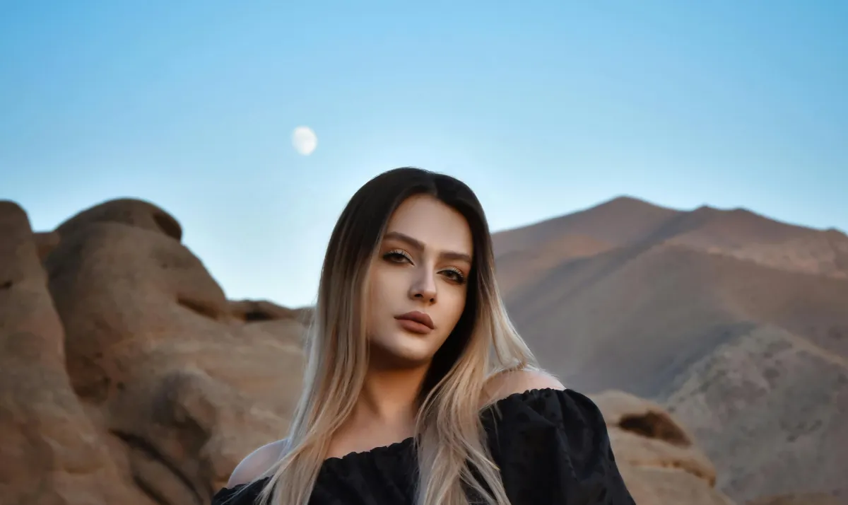 Melhor Lua para Cortar Cabelo,Lua e Corte de Cabelo,Fases Lunares,Mitos e Verdades,Astrologia Capilar mulher com os cabelos grandes e uma linda lua no céu
