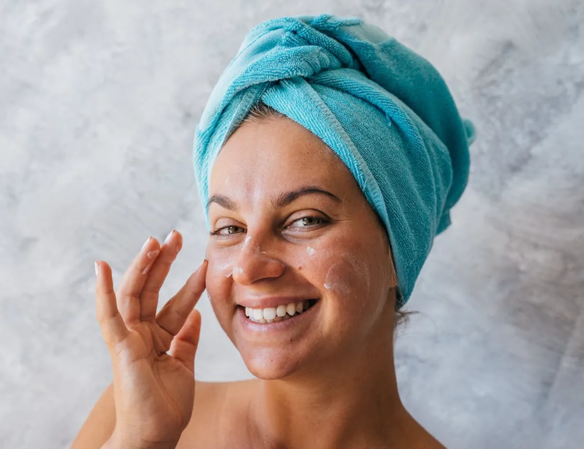 Mulher com a pele bonita e hidratada com babosa