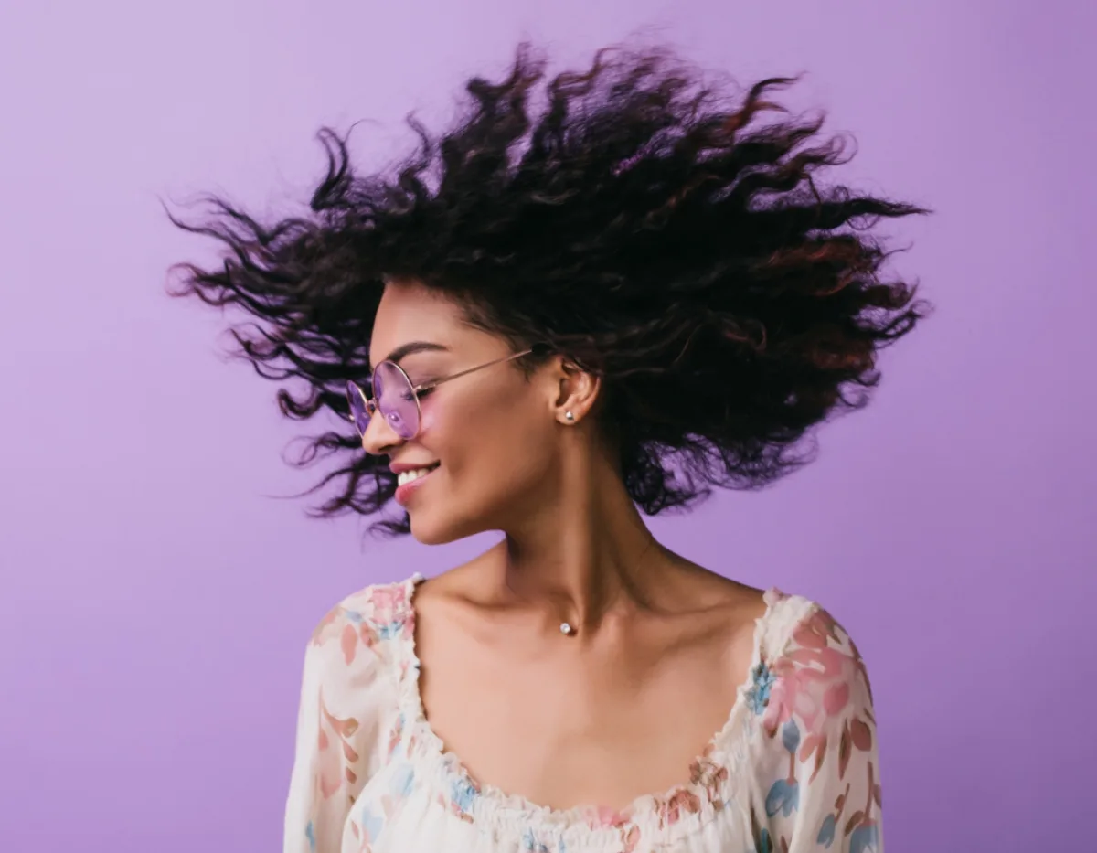 frizz,frizz no cabelo mulher com os cabelos esvoaçados