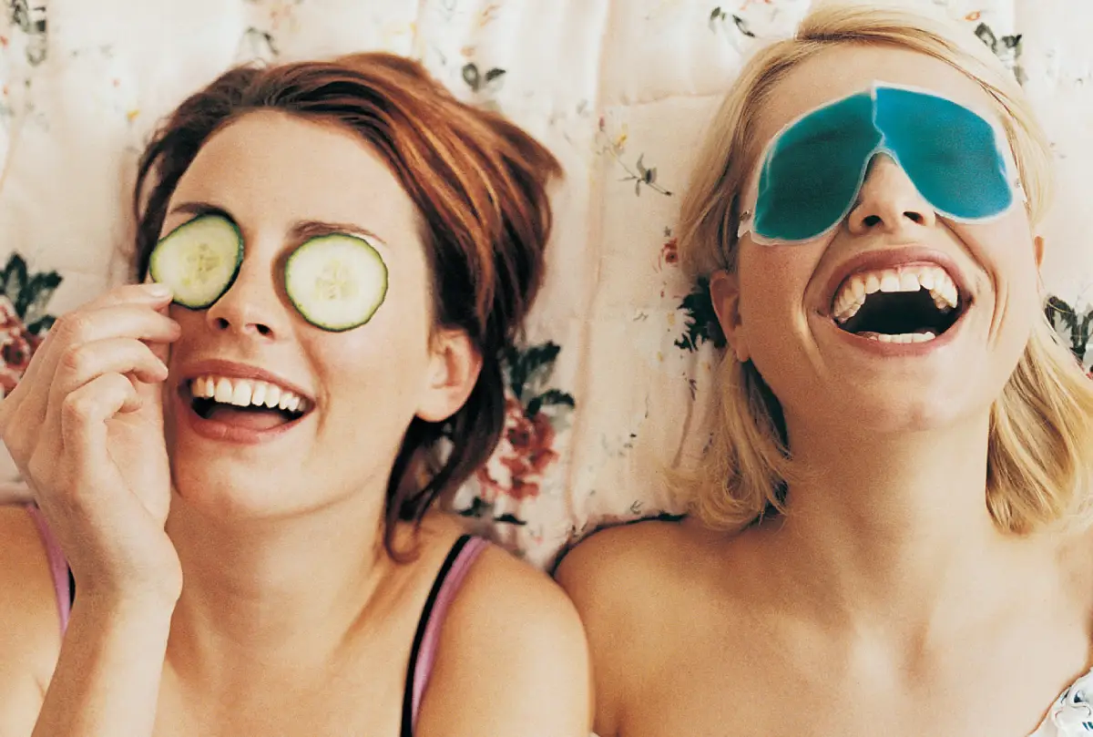 receita caseira,pele,acne duas mulheres com máscaras de receita caseira para a pele