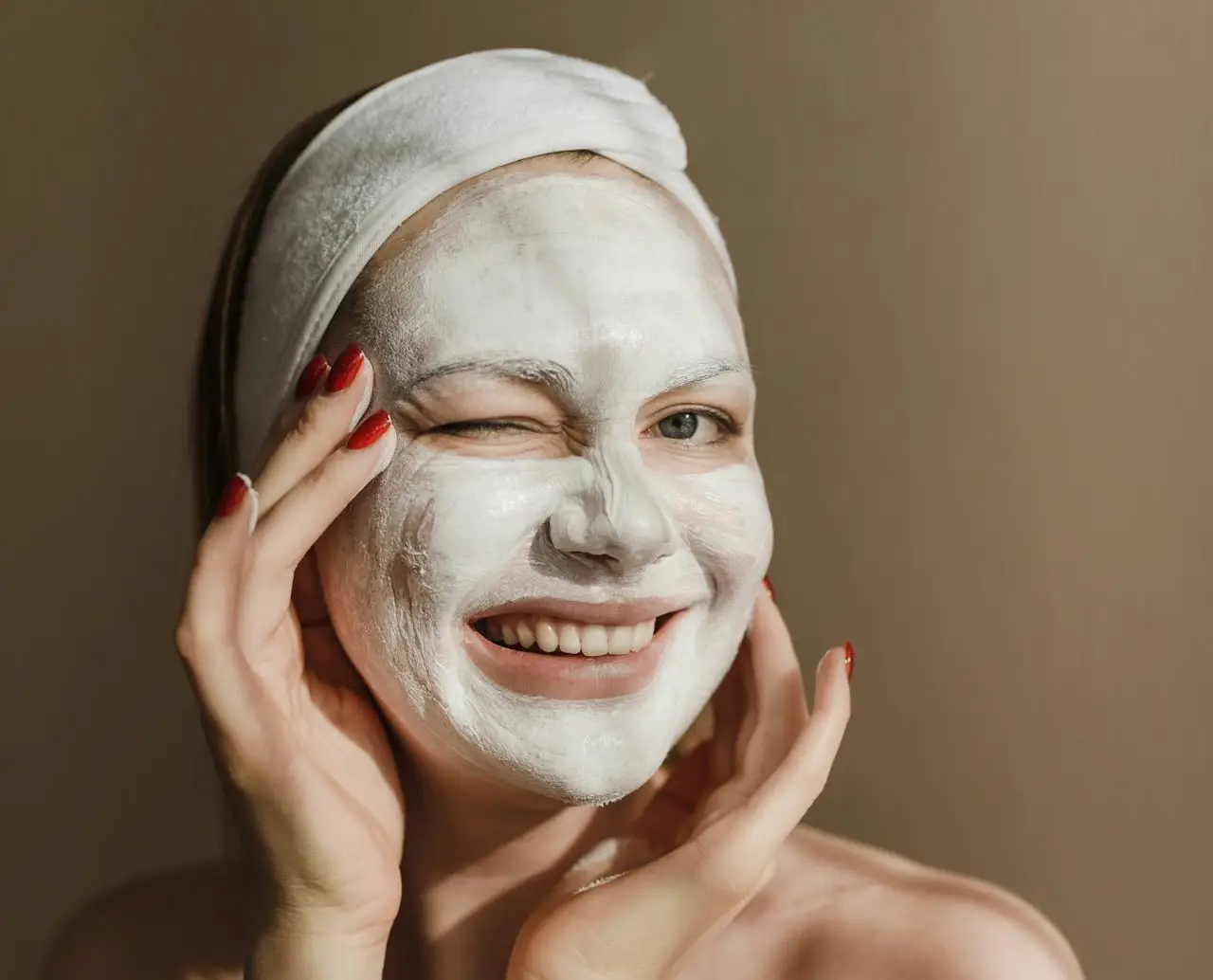 pele,envelhecida mulher cuidando da pele com skincare